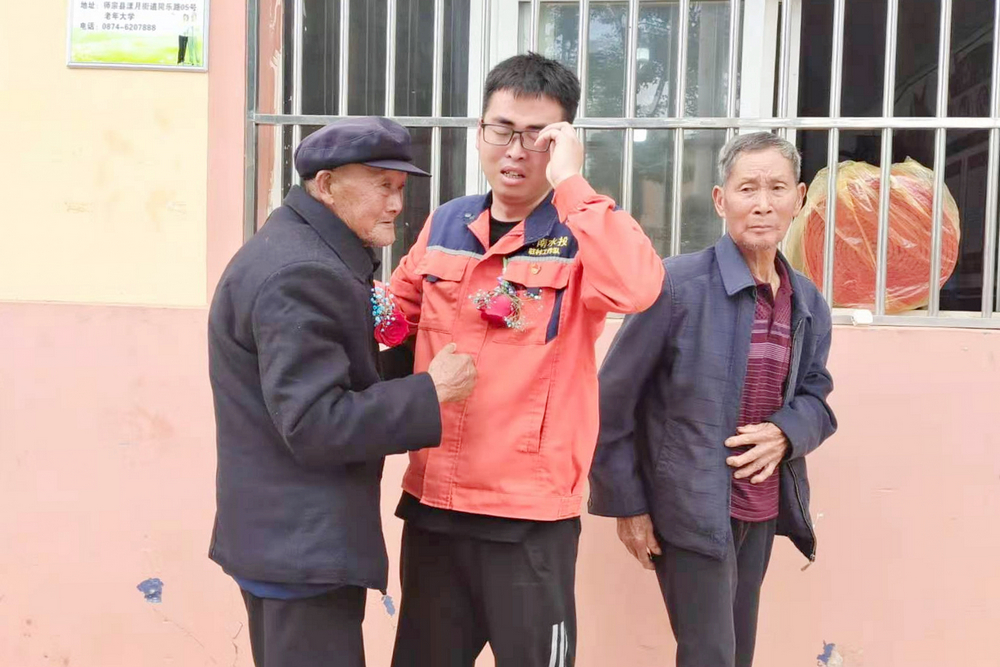 第一书记陈瑞志与落红甸村老党员含泪告别.jpg